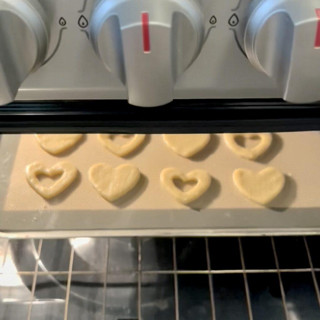 horneando galletas