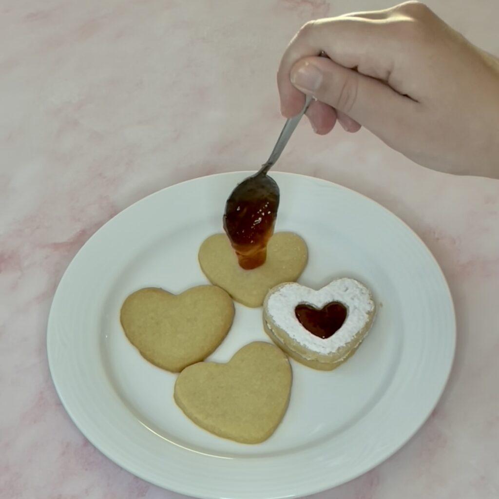 rellenando las galletas con mermelada