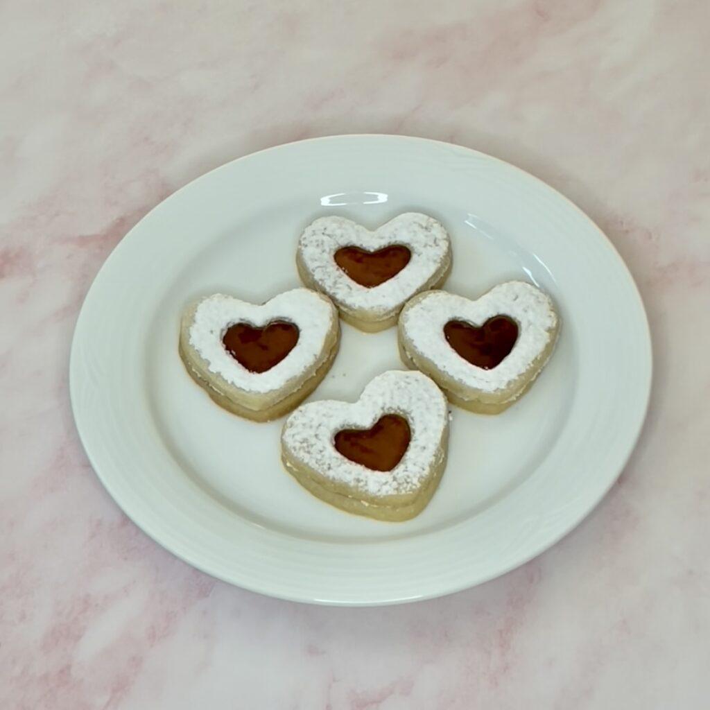 galletas rellenas de mermelada en forma de corazón