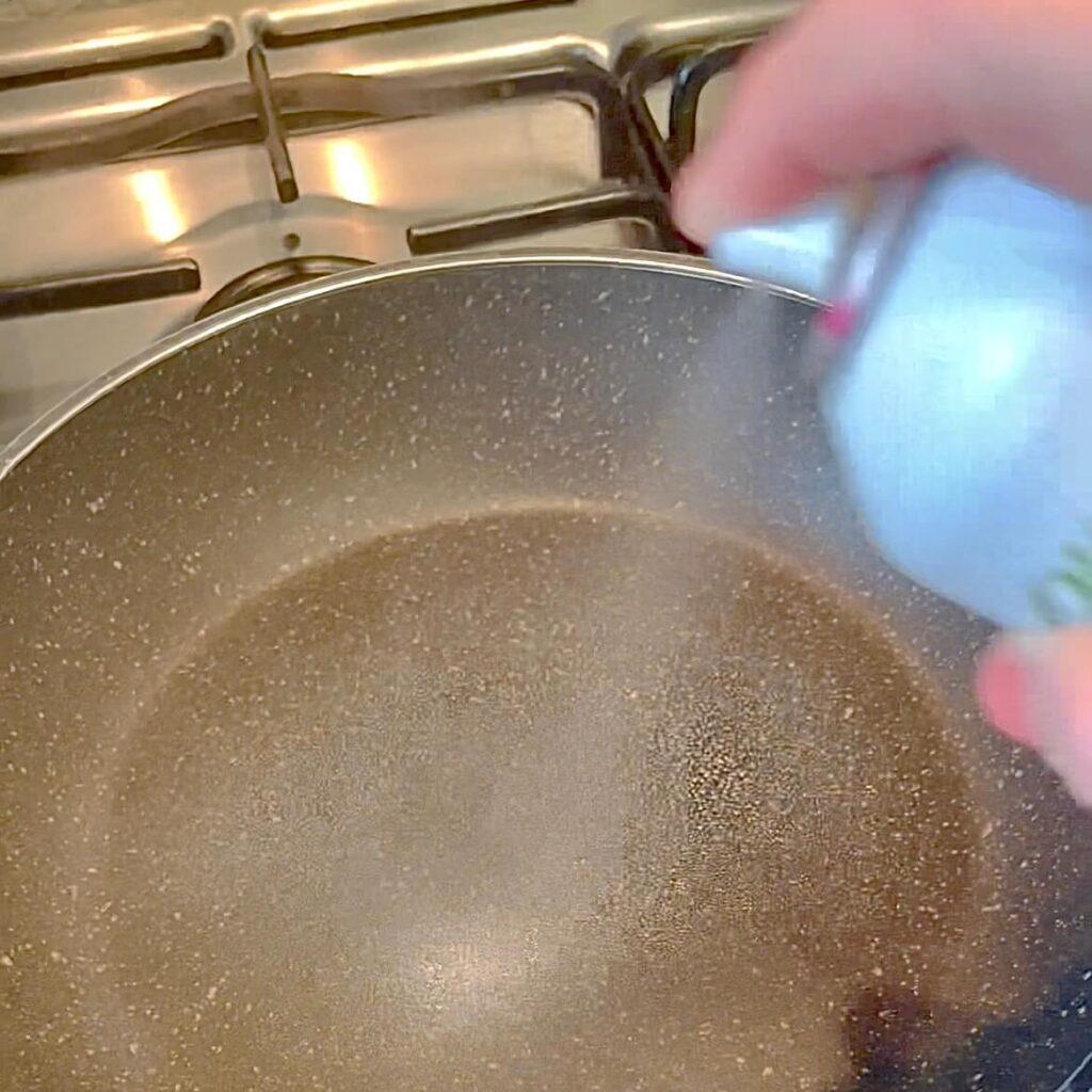 aplicando aceite en aerosol al sartén