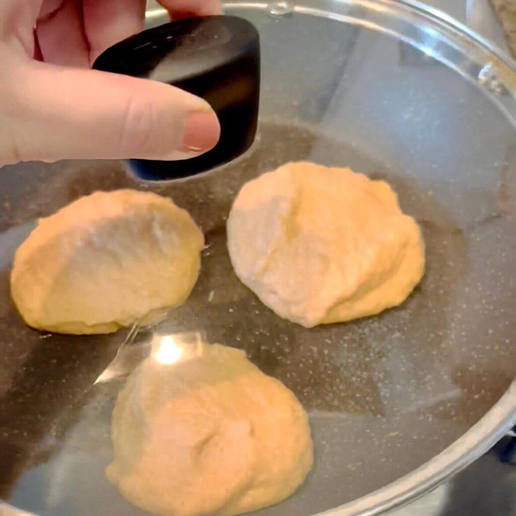 tapando los pancakes para buena cocción