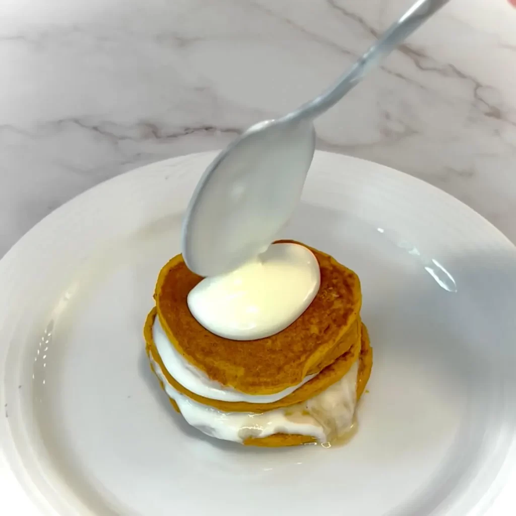 decorando pancakes con yogurt