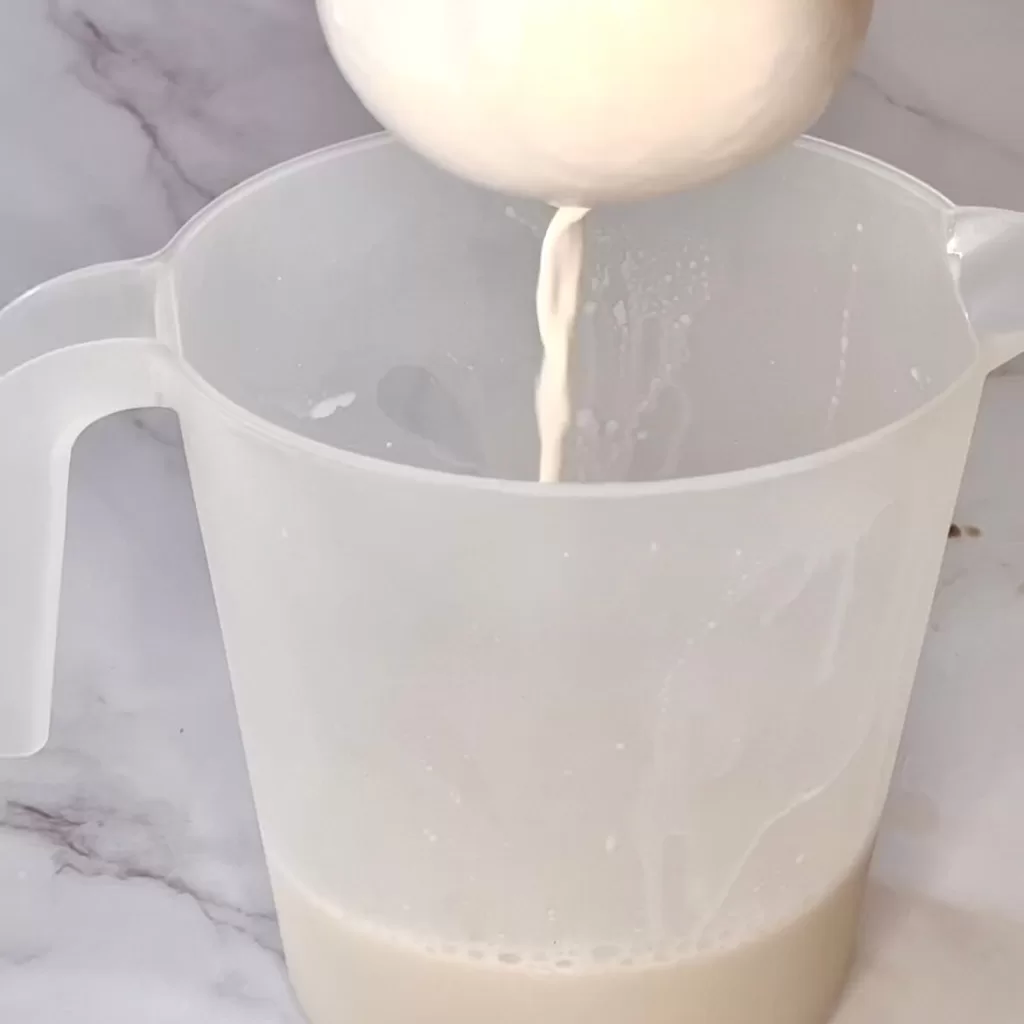 ordeñando la leche de almendra