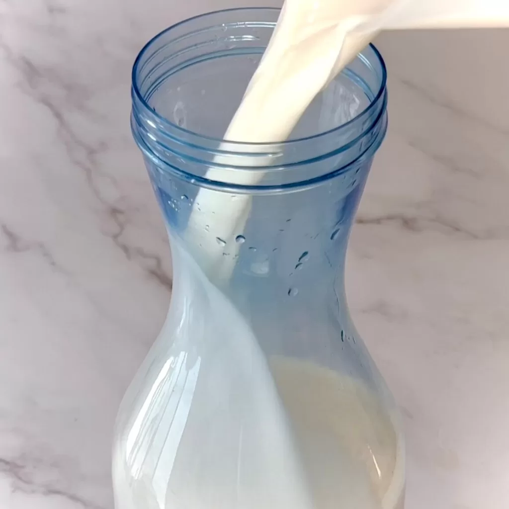 terminando la leche de almendra