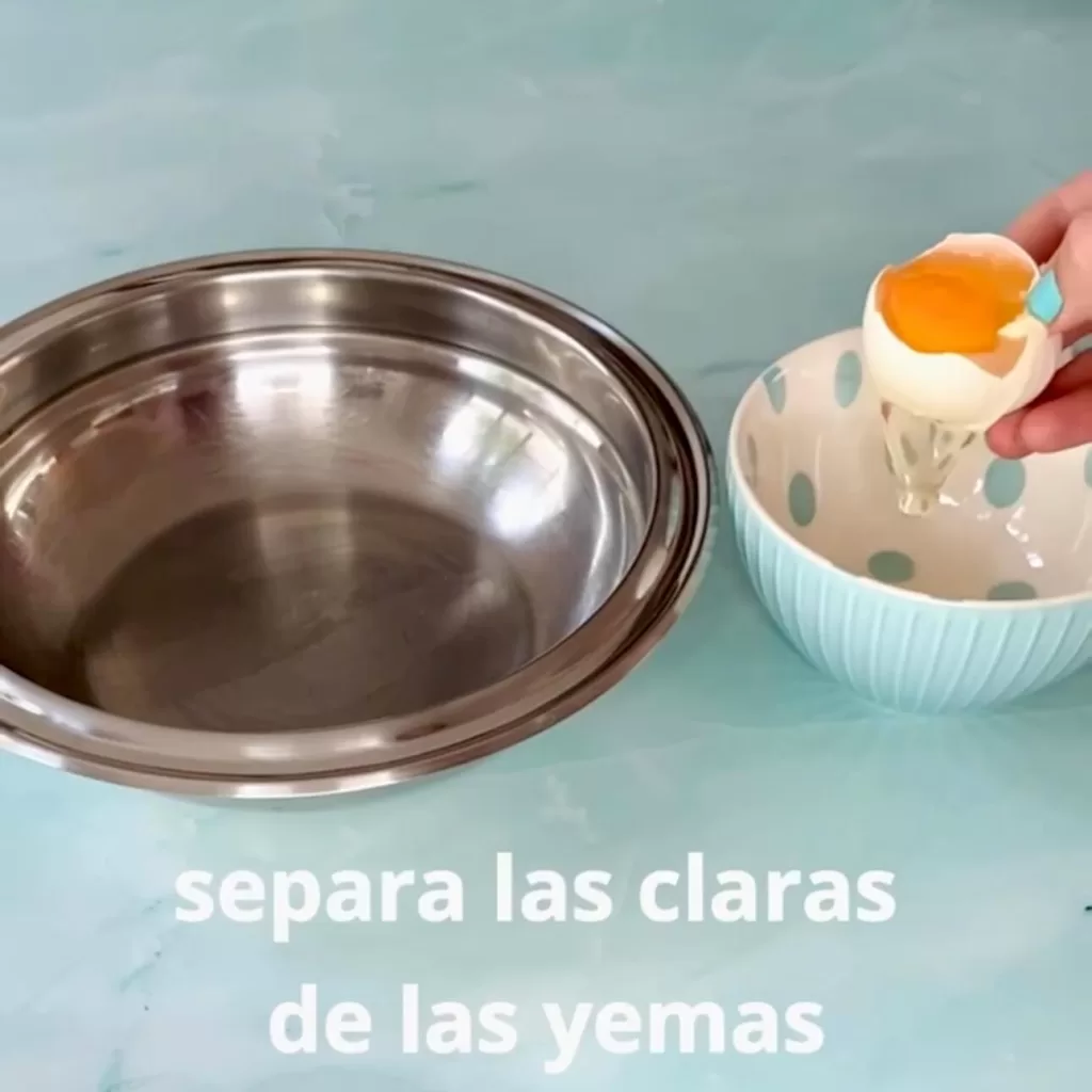 separando las claras de los huevos