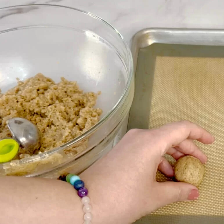 dando forma a las galletas