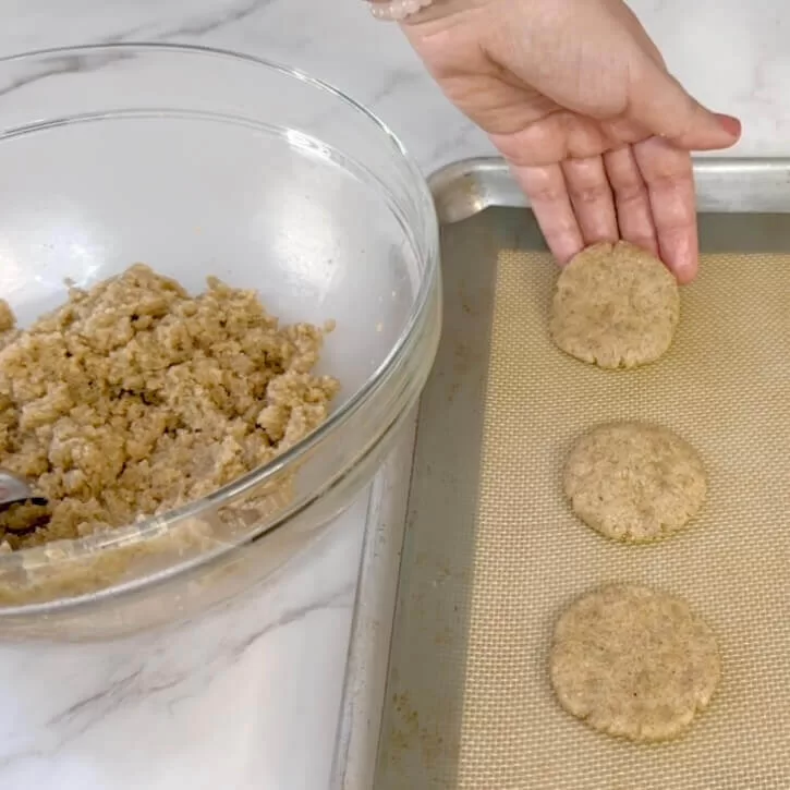 colocando las galletas en la charola